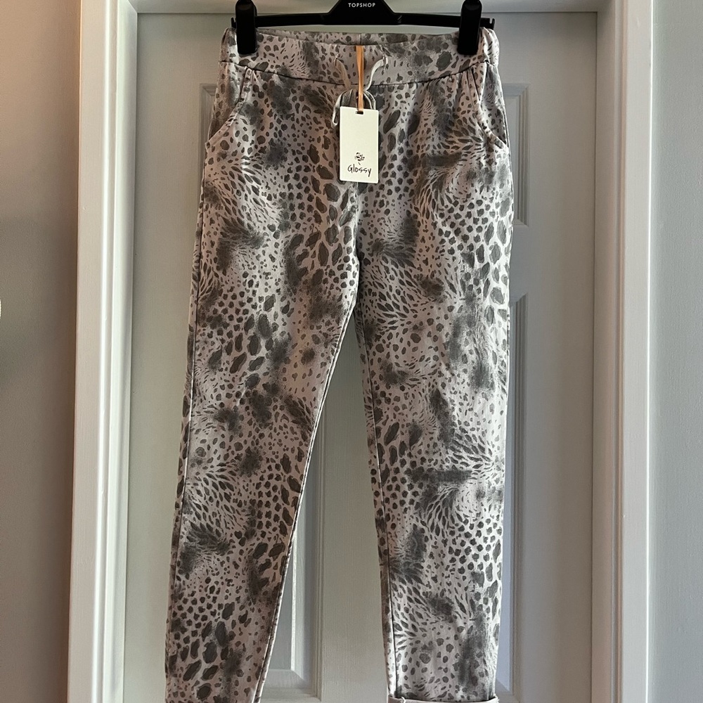 Ladies casual pants, made in Italy. Stretchy material.